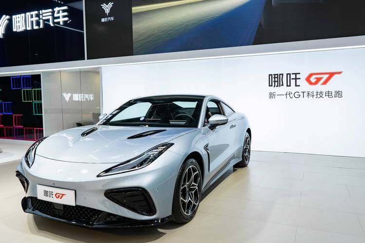 重庆114哪吒汽车在智能汽车领域的表现，领途汽车在新能源汽车市场中的影响力